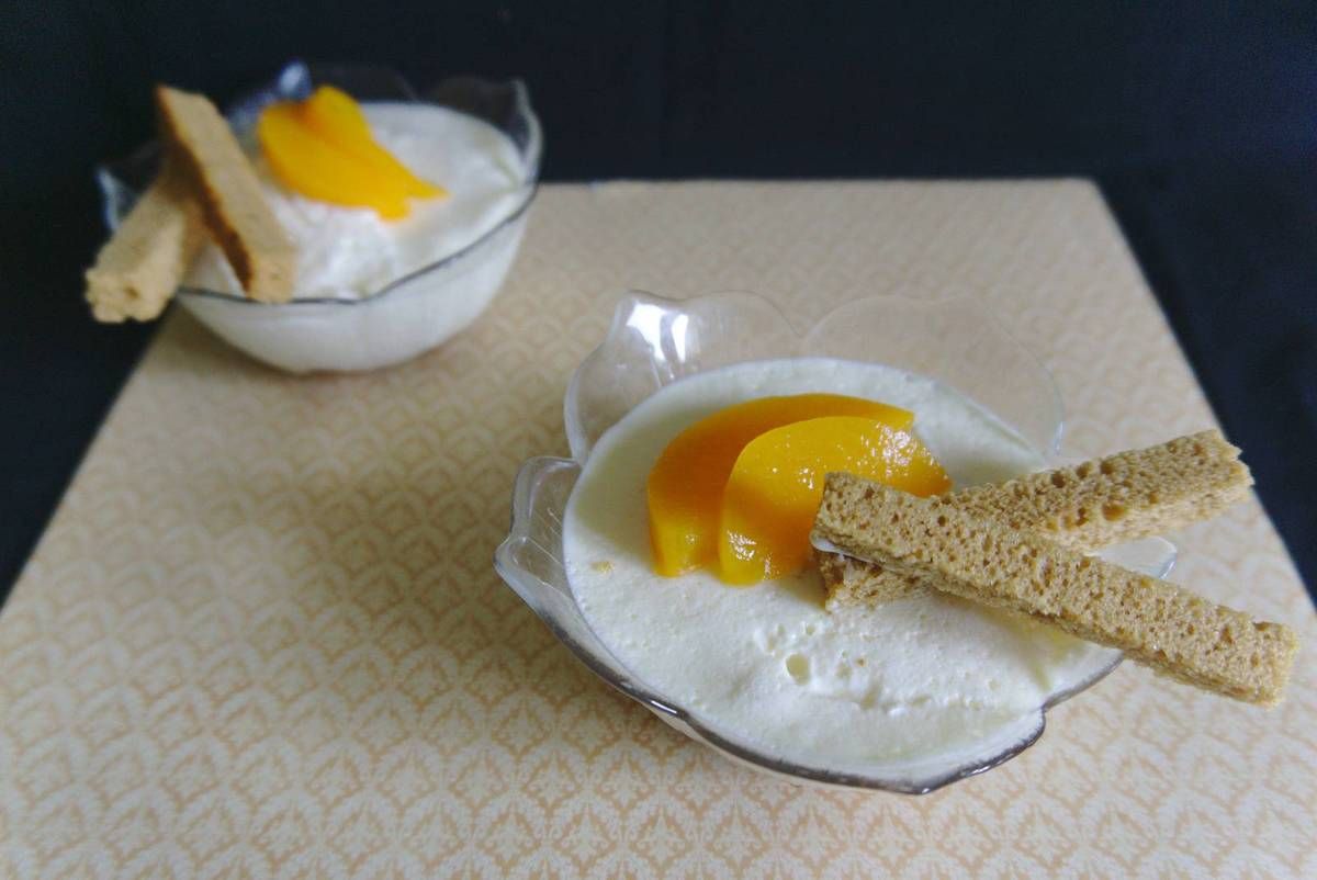 Tiramisu au yaourt, à la pêche et au pain d'épice
