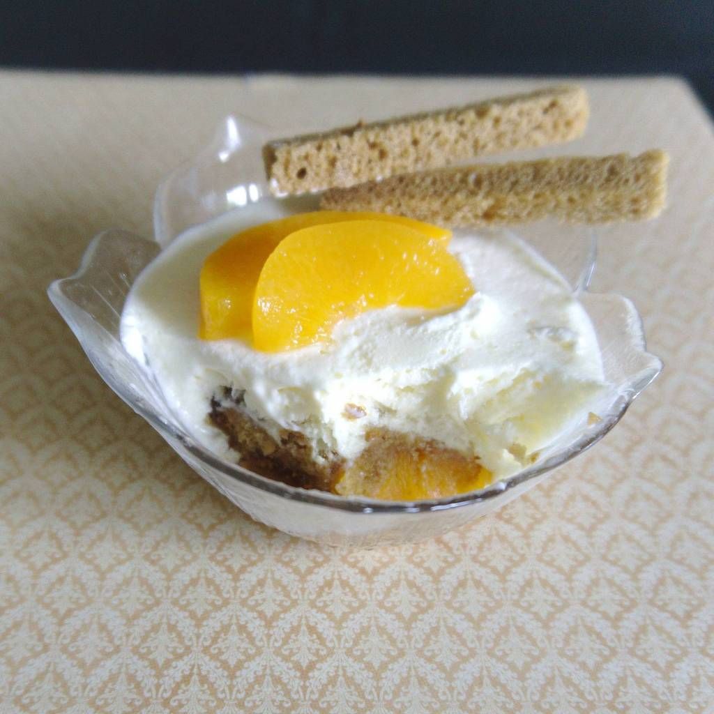 Tiramisu au yaourt, à la pêche et au pain d'épice