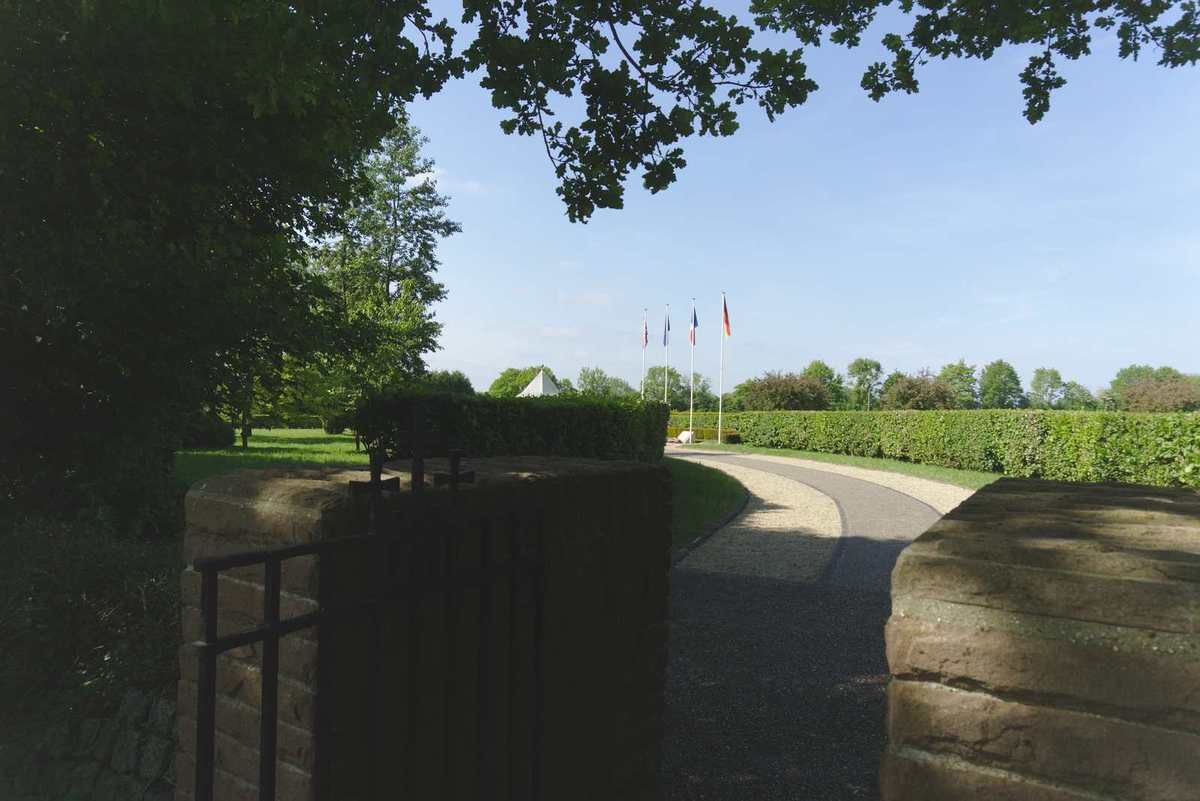 Allée de la paix, cimetières militaires Saint Désir, Lisieux, calavados
