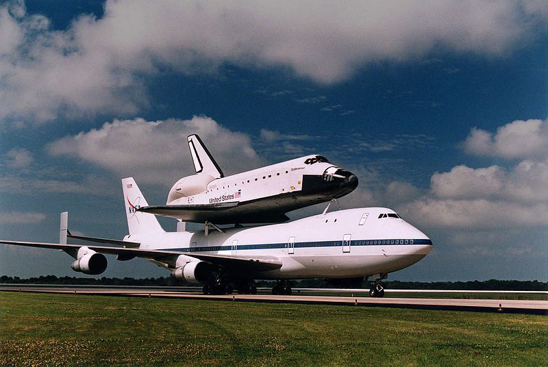 (Entreprise sur le dos du B-747, photo NASA/KSC, 27/03/1997, wikipedia, www.nasa.gov)