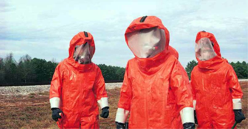 (Personnels du CDC en tenue de protection, photo www.cdc.gov)