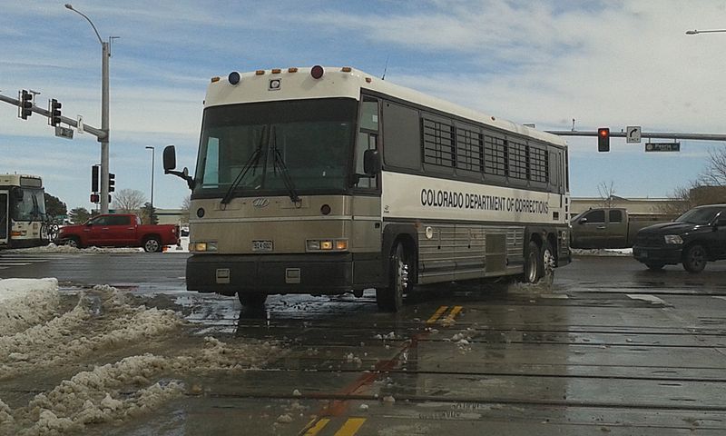 (Bus du DOC à Aurora, CO, photo de Xnatedawgx, 24/03/2016, wikipedia)