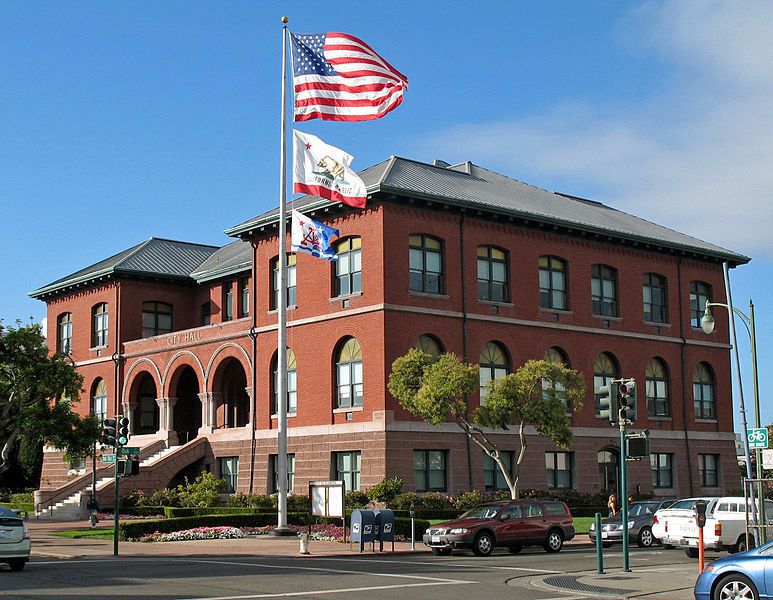 (Mairie d'Alameda, photo de Sanfranman59, 04/10/2008, wikipedia)