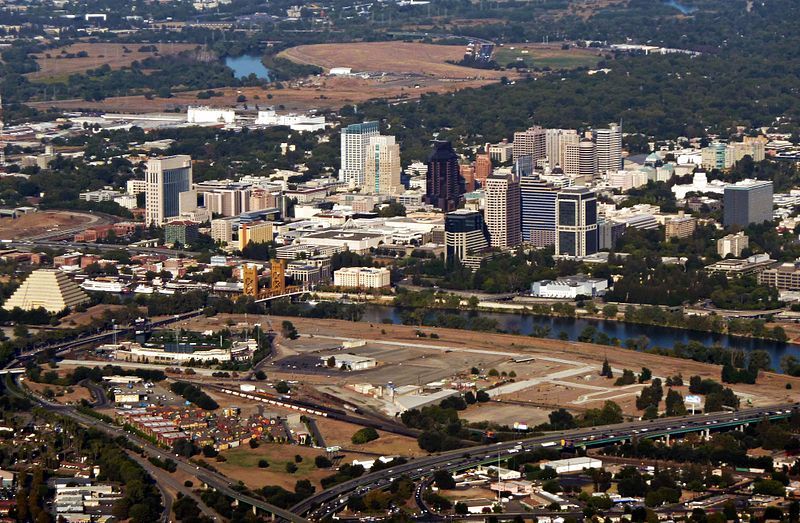 (Vue aérienne de Downtown Sacramento, photo de Basil D Soufi, 06/09/2011, wikipedia)