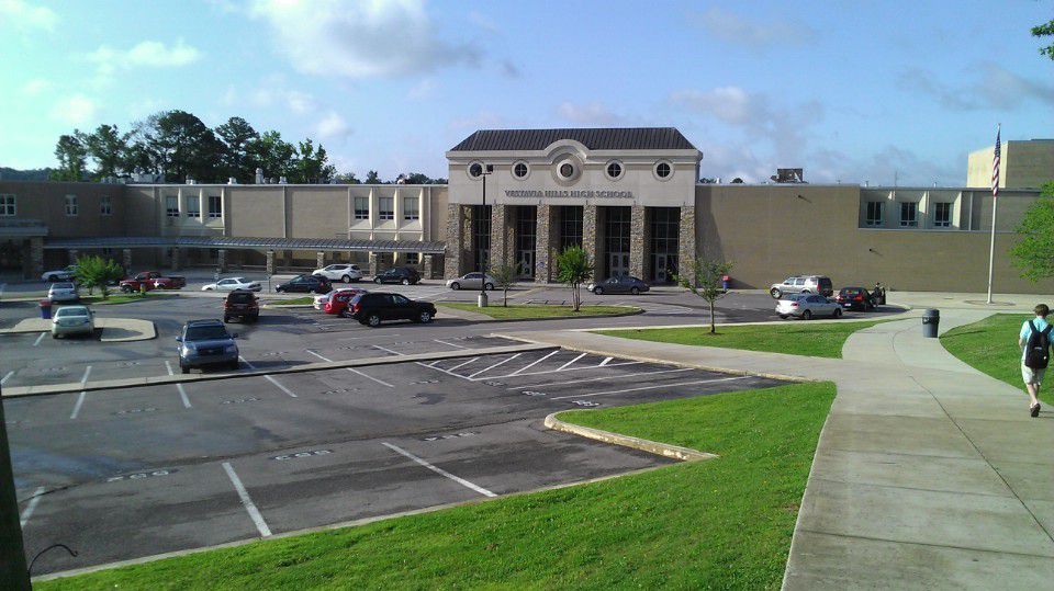 (Lycée de Vestavia Hills, photo de Sharon Phelan Evans, 22/05/2012, wikipedia)