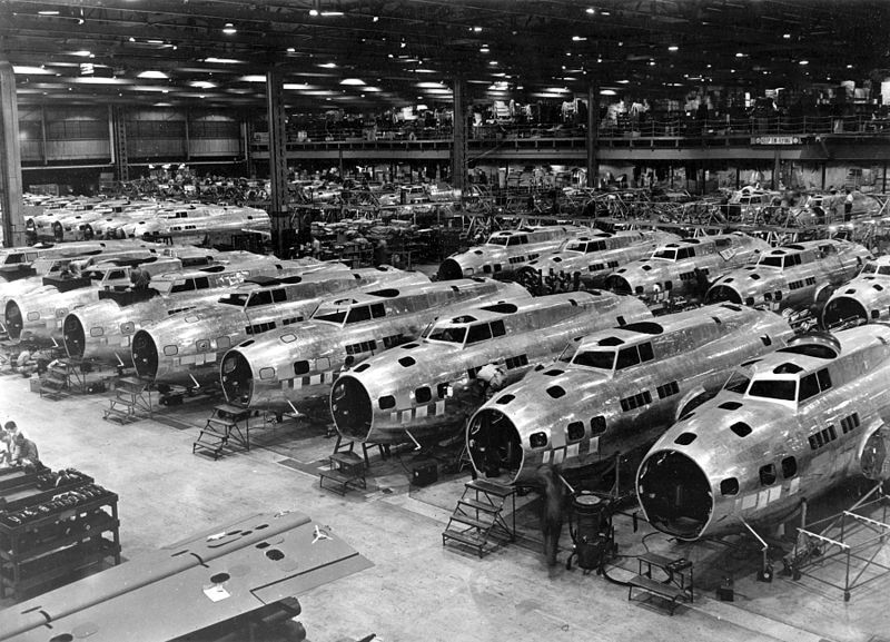 (B-17 à l'usine Boeing de Seattle, 1942, photo USAF, www.media.defense.gov, wikipedia)