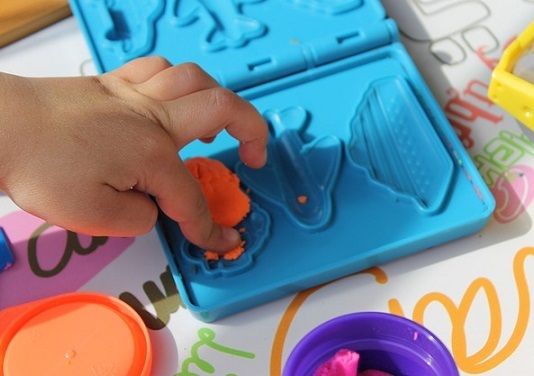 Jouets pour occuper un enfant dans le train - Vie de maman