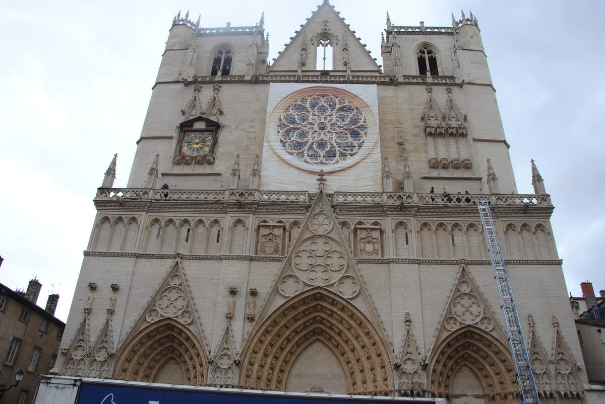 façade de la cathédrale de Lyon (photo E. Coux) Jacques de Beaujeu qui a réalisé cette façade sera consulté pour construire la Sainte chapelle de Chambéry en 1409