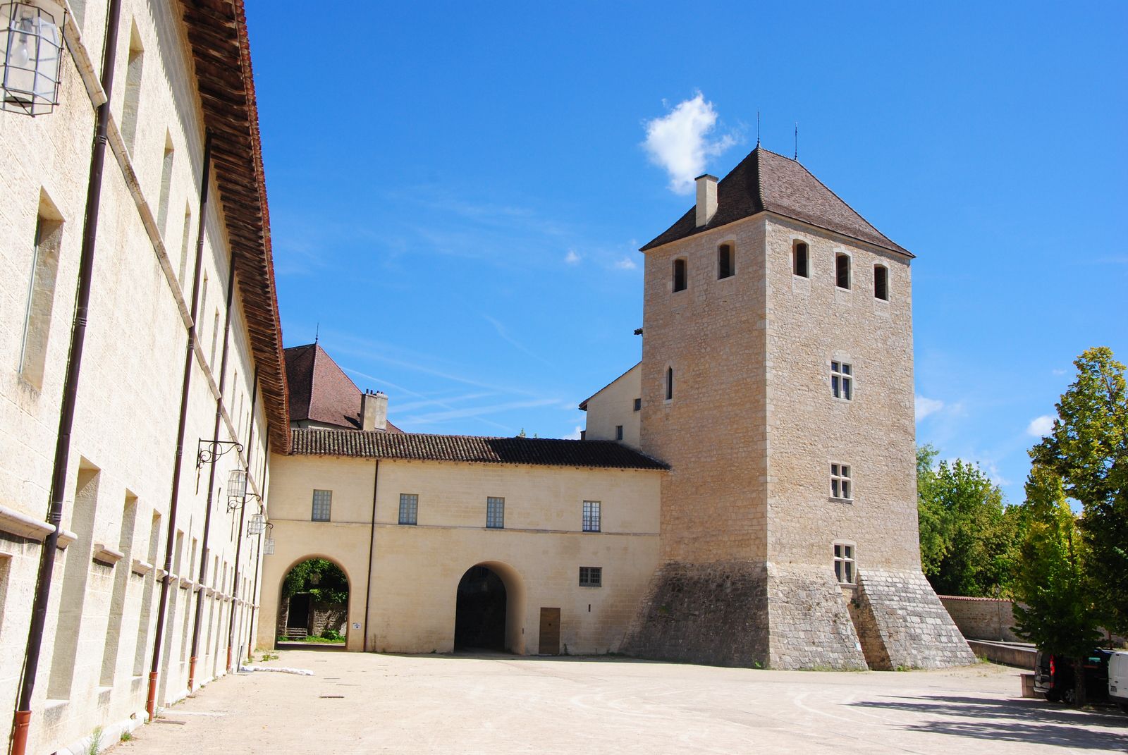Une des tours fortifiées de l'abbaye (photo E. Coux)
