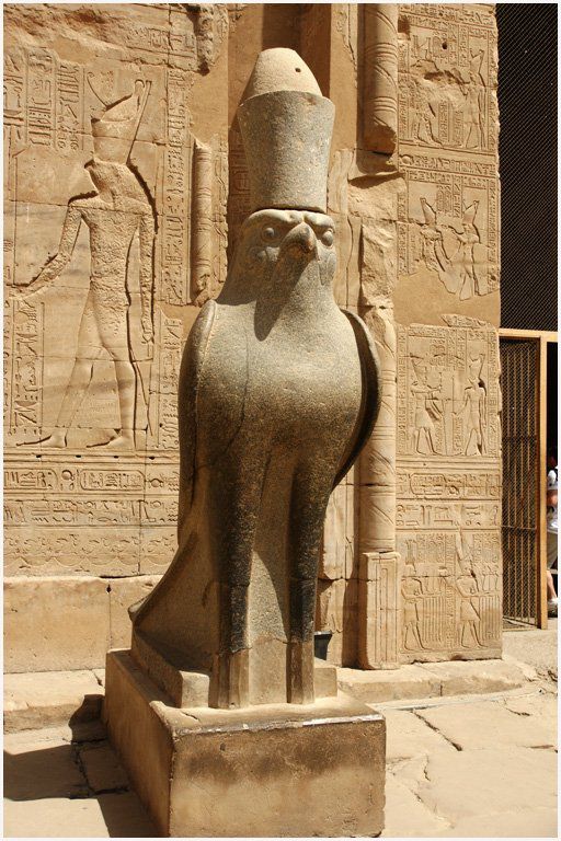Enlevé par des Extraterrestres...  oiseaux humanoïdes...  à têtes d' Aigles Ob_4dd465_temple-d-horus-edfou-horus-le-dieu