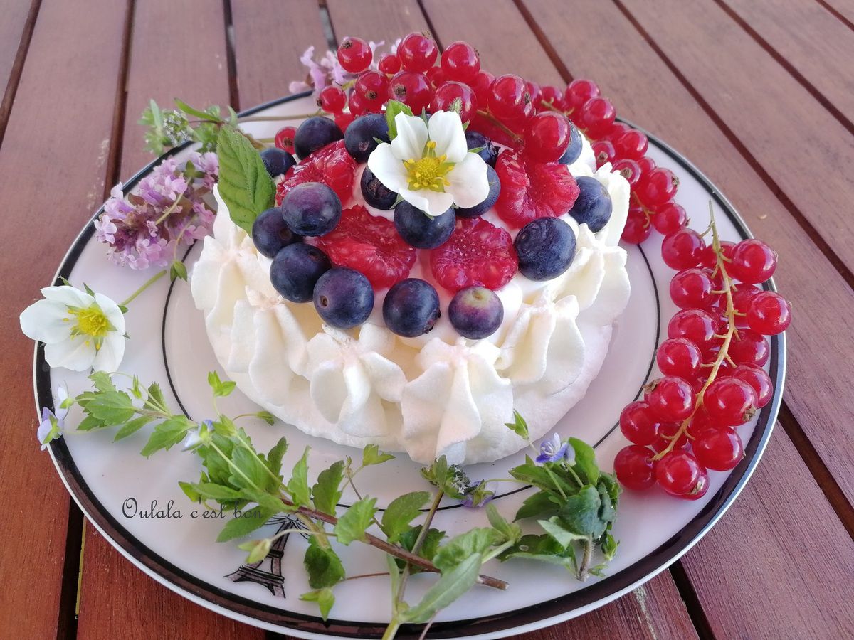 pavlova fruits, framboise, groseille, myrtille