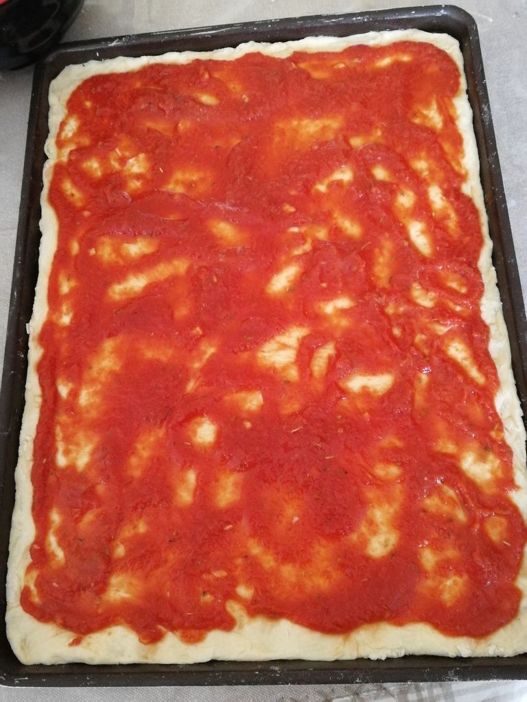 pizza mozzarella coulis de tomate biolo'klock gruyère rapé tomate cerise jambon