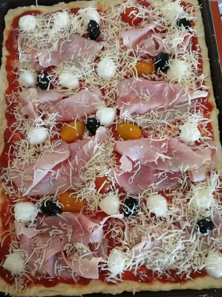 pizza mozzarella coulis de tomate biolo'klock gruyère rapé tomate cerise jambon