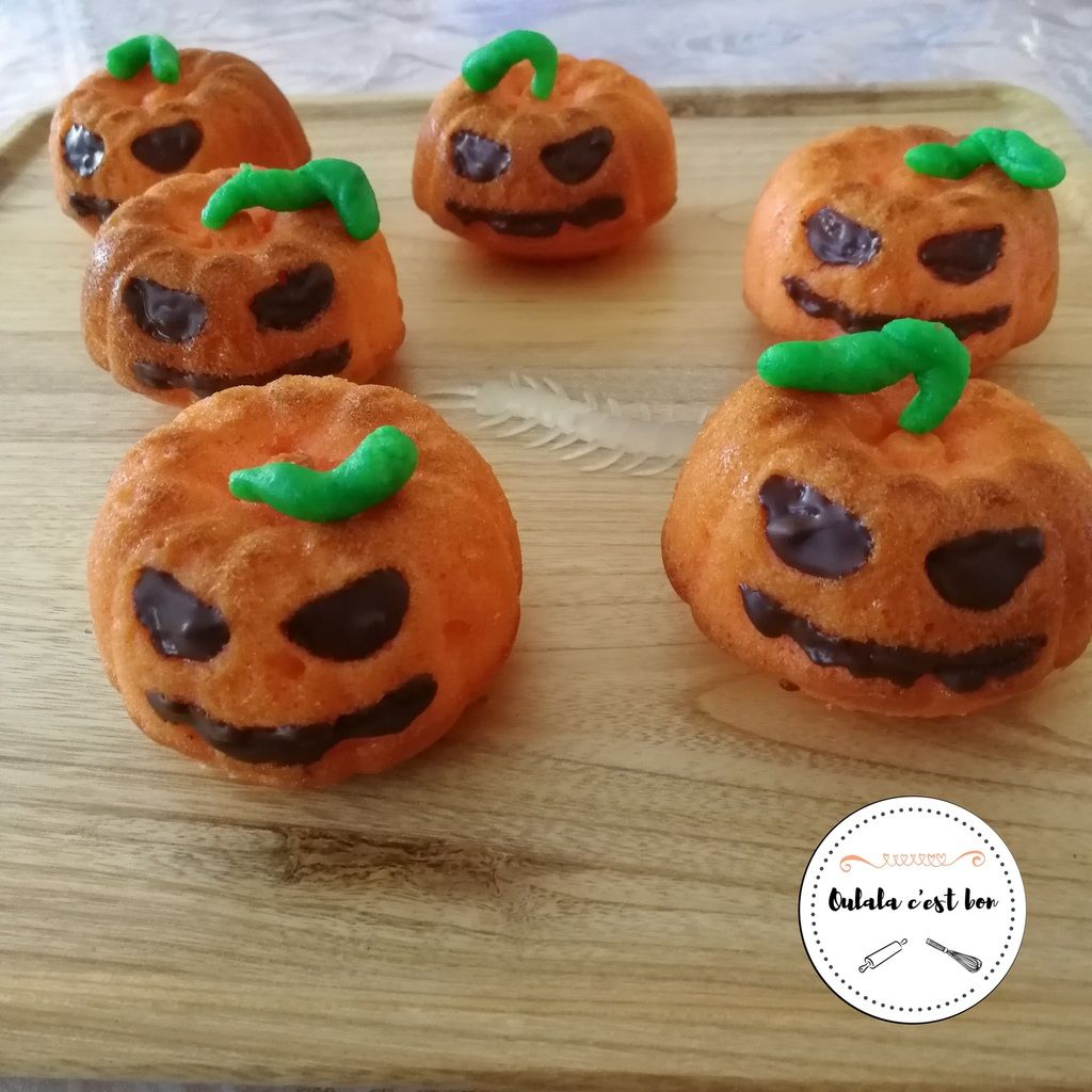 Gâteau en forme de citrouille diabolique d'Halloween ou simplement