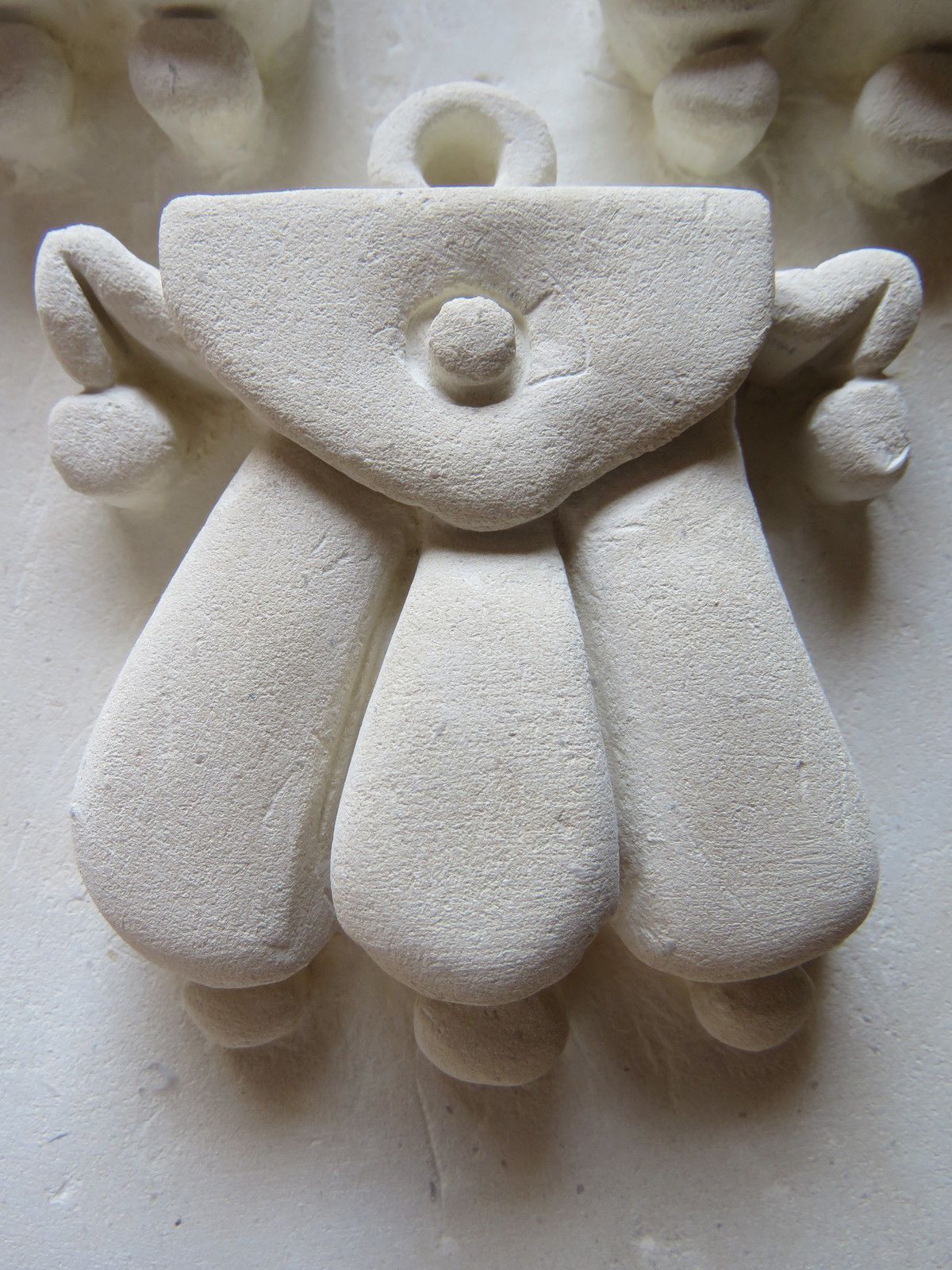 Patrick Kalita sculpture sur pierre héraldique blason armoiries ornementation gravure sur pierre taille de pierre Amboise Paris Tours
