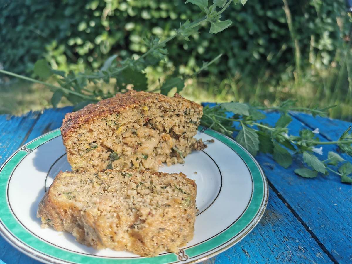 Cake à la mélisse! Comment utiliser les restes de l'extracteur de jus.