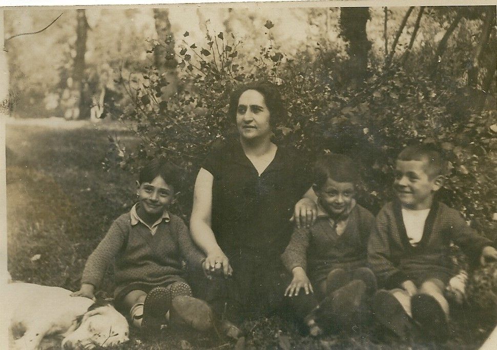 Octavie LAUZE ; Maurice LAUZE ; Georges LAUZE ; Claude LAUZE ; Albert JARLIER; Quillan ; épicerie LAUZE ;  Henri Clamens