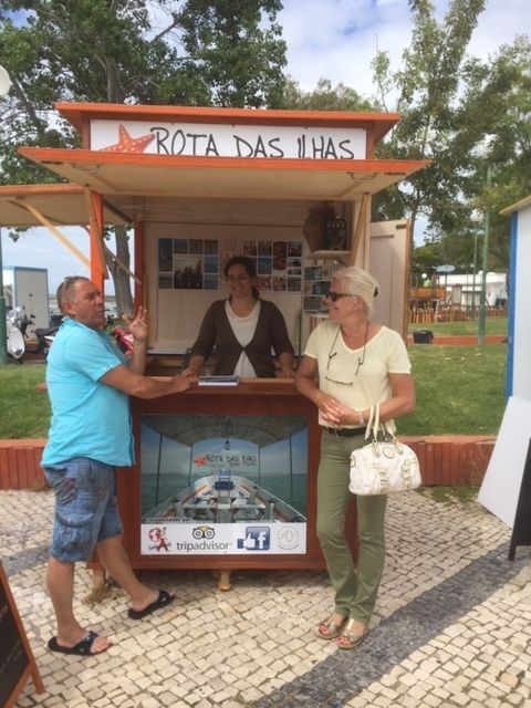 Marta dans son kiosque à l'embarcadère du ferry d'Olhào