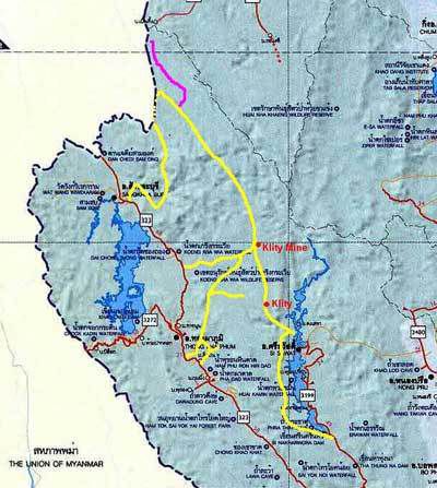 Les mines de plomb, qui opèrent depuis cinquante ans, sont une menace majeure pour l’écosystème forestier occidental de la Thaïlande. En effet elles sont situées au milieu d’une vaste étendue de forêt tropicale intacte qui inclut le Sanctuaire de la Faune de Thung Yai Naresuan, dont l’écologie et la diversité biologique uniques au monde lui ont valu de figurer comme site du patrimoine mondial.