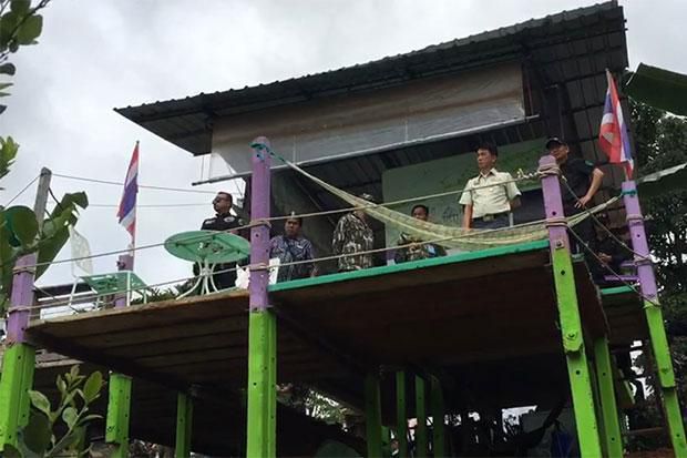  Des hauts responsables de la forêt et la police inspectent une maison qui appartient à un ancien dirigeant de la branche Kanchanaburi de l'Administration provinciale de l'électricité et se trouve à l'intérieur d'une réserve forestière dans le district de Thong Pha Phum, dans la province de Kanchanaburi./ Piyarach Chongcharoen