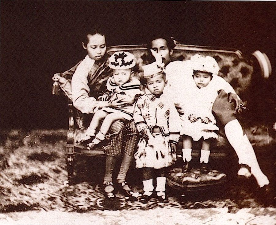 SM Chulalongkorn et SAR Saowapa Pongsri / SAR Maha Chakri Sirindhorn (à gauche) / SAR Maha Chakri Sirindhorn Phra Thep Nareerat / SAR Sirindhorn / SAR le prince héritier Karnarat