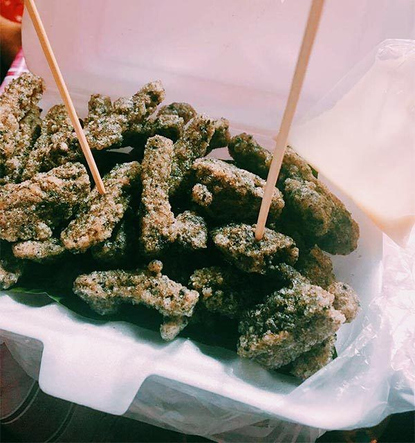 Une entrée à base de riz enveloppé dans une feuille odorante