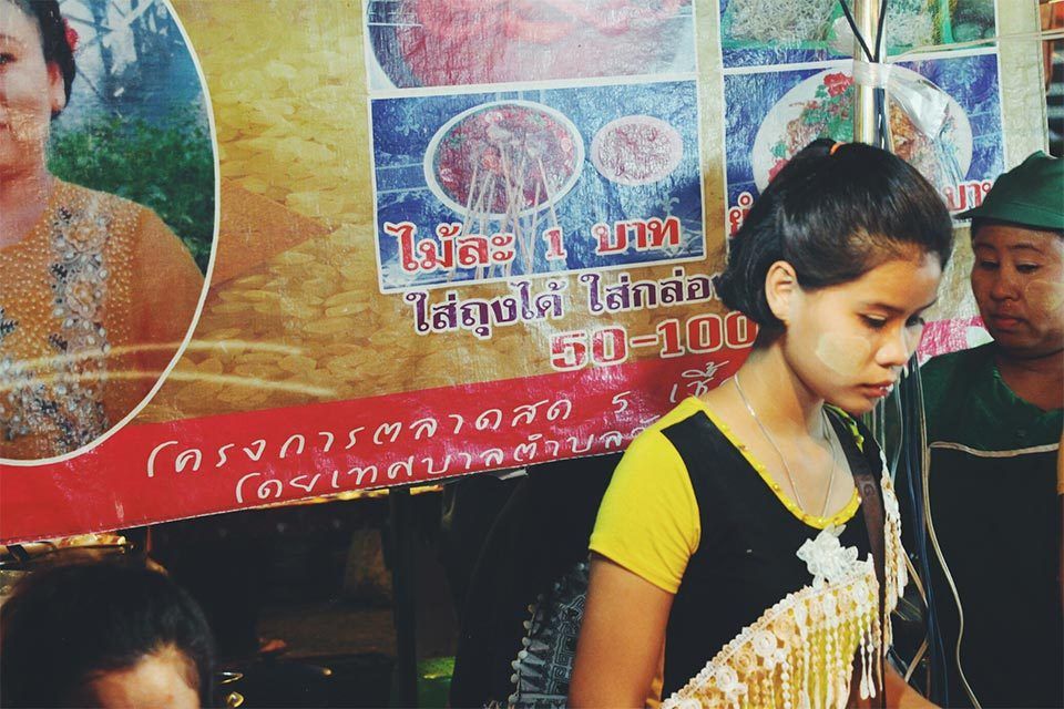 Jeune fille môn avec son "thanaka"