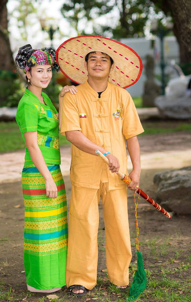 Un couple de Tai Yai en costume traditionnel