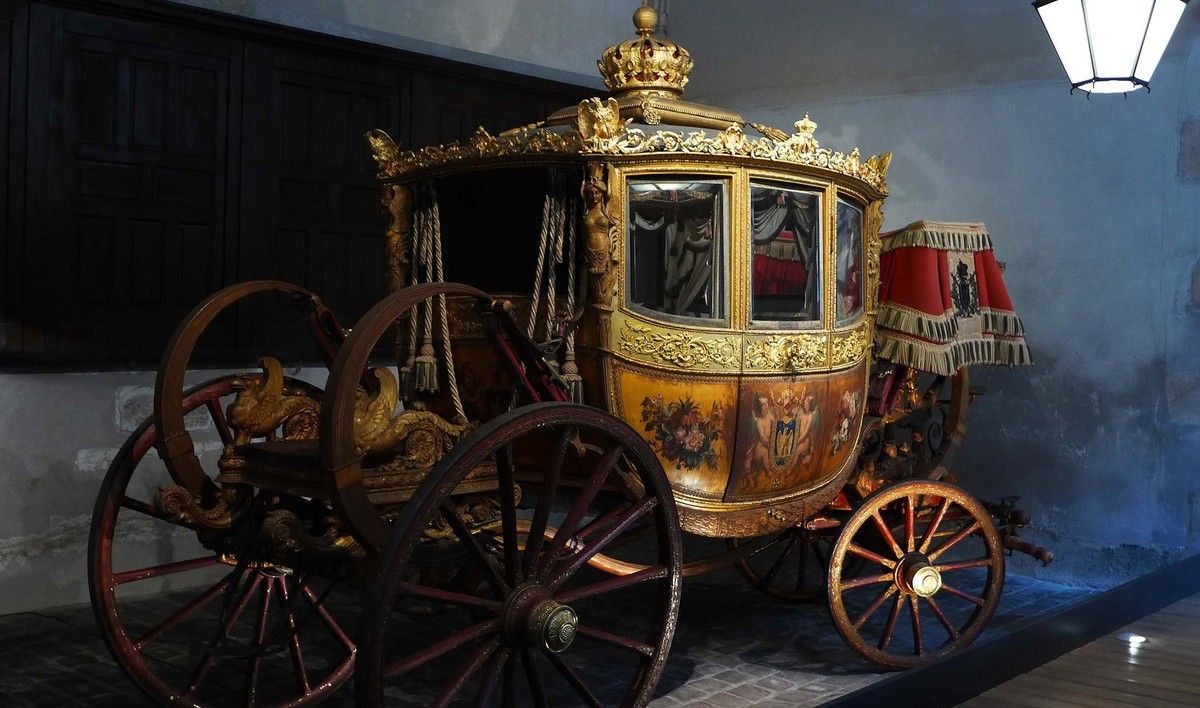 Berline du baptême du duc de Bordeaux construite en 1808 pour Jérôme Bonaparte, roi de Westphalie. Enrichie en 1821 pour le baptême du duc de Bordeaux. Modifiée en 1853 pour le mariage de Napoléon III. 