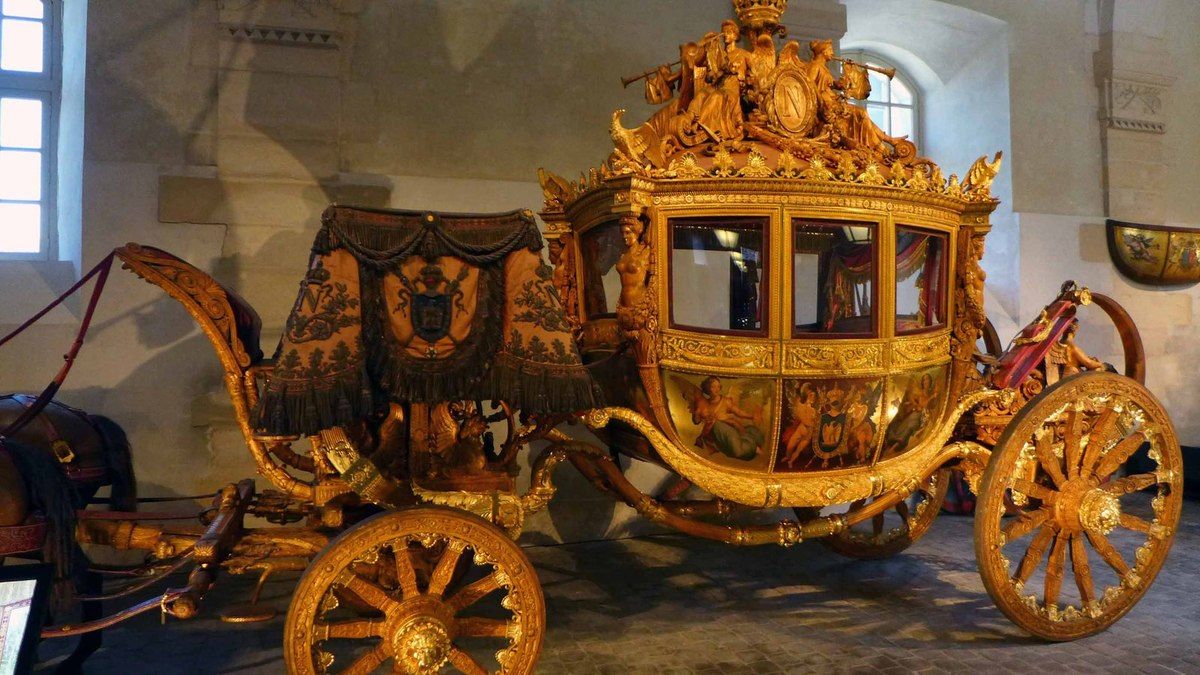 Pour le voyage à Reims, la voiture est partiellement démontée et soigneusement enveloppée dans une housse, qui la protège des regards des badauds.