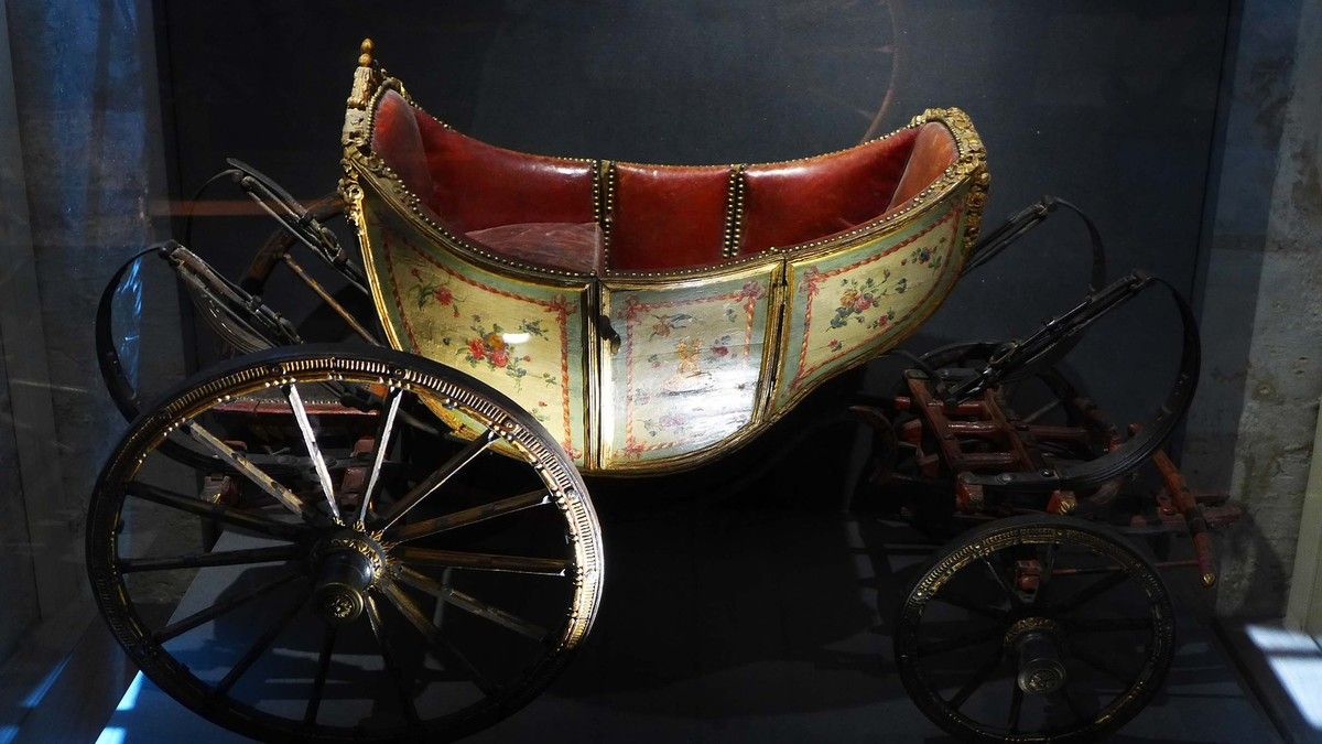 La voiture de promenade du Dauphine, premier fils de Louis XVI, présente les caractéristiques les plus modernes. Le Dauphin atteint d'une turberculose osseuse, devait mourir en 1789 à l'âge de huit ans. Dans ses dernières années, il ne pouvait plus marcher et se déplaçait dans sa petite berline, tirée par un valet grâce à une poignée fixée à l'extrémité du timon.