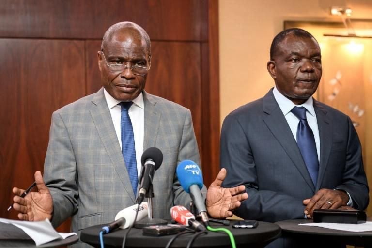 Martin Fayulu Madidi de l'ÉCIDÉ [à gauche] et Freddy Mbuyambu Ilankir Matungulu de Notre Congo (Congo na Biso) [à doite] lors de l'annonce et de la présentation du candidat commun et unique de l'Opposition congolaise à la presse nationale et internationale à Genève.
