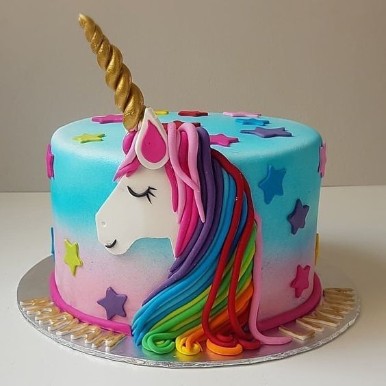 Gâteau licorne en pâte à sucre avec tutoriel - dix petits doigts