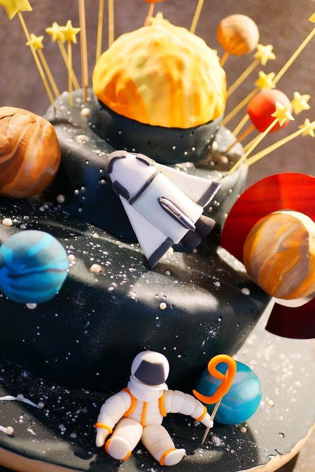 Termine Gateau D Anniversaire De L Espace Le Systeme Solaire Avec Tutoriel Dix Petits Doigts