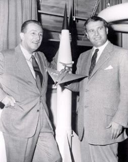 Walt Disney, Von Braun et entre les deux une fusée V2.  Un mélange plus que sulfureux.