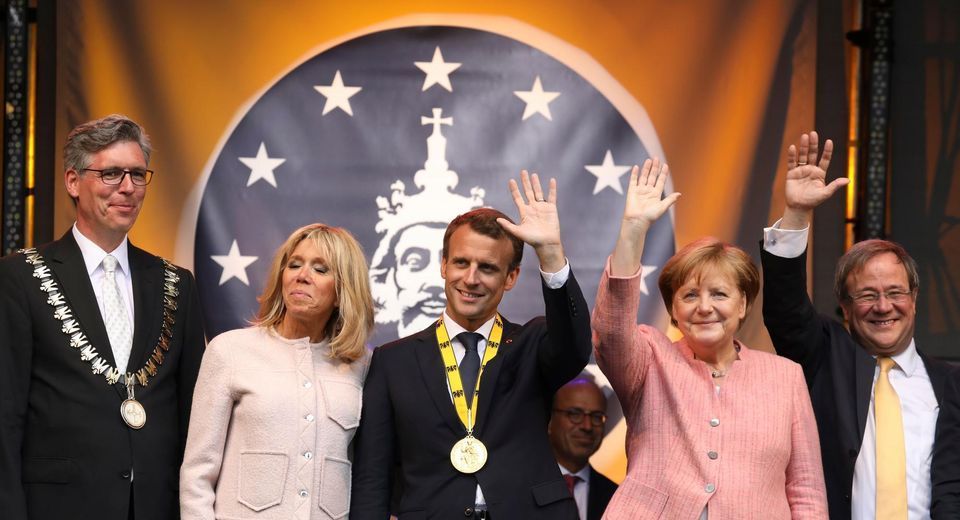 Emmanuel Macron, au côté d'Angela Merkel, à Aix-la-Chapelle