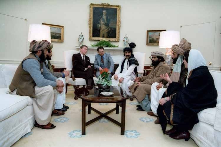 Sous l’administration Reagan et pendant l’occupation soviétique de L’Afghanistan en pleine guerre froide, de nombreux talibans s’étaient porté volontaire pour combattre l’occupation et avait reçu le soutient financier et moral des états unis. Ronald Reagan recevait alors des délégations talibanes à la Maison Blanche et en mars 1985 avait déclaré: "Ils sont nos frères, ces combattants de la liberté, et on se doit de les aider … ils sont l’équivalent moral de nos pères fondateurs et des courageux hommes et femmes de la résistance française. On ne peu pas ne pas les soutenir."