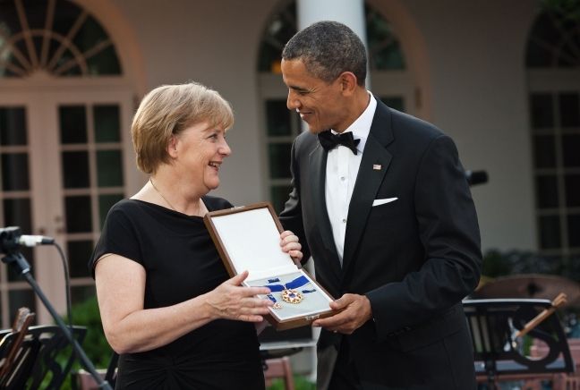 Barack Obama a rendu un hommage appuyé à Angela Merkel, vue par certains experts comme nouveau porte-étendard des valeurs démocratiques dans le monde...