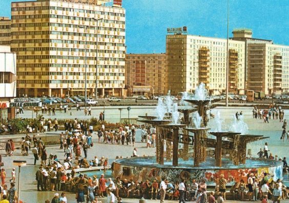 Berlin-Est l'Alexanderplatz années 70 avant la "réunification"A se demander lequel des deux cotés était réellement l'îlot du monde libre.
