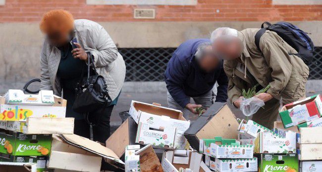 13 heures au marché Cristal sur les boulevards à Toulouse. Une fin de marché qui progressivement va attirer un public en quête de quelques fruits et légumes laissés sur le trottoir par les exposants. Si le rituel est le même depuis des années, il s'amplifie. Ce jour-là, on croise Nicole*, la quarantaine. En habituée, elle a repéré quelques beaux légumes (choux, poireaux, tomates) qu'elle s'empresse de ranger dans son sac. «Au chômage depuis plusieurs mois, je viens ici deux, trois, fois par semaine pour apporter à mes enfants un complément. Je ne m'en sortirais pas, sinon». Près d'elle, certains reculent, par crainte de l'interview, «c'est humiliant de ramasser à terre, avoue un jeune mais comment faire autrement ? J'ai un budget de 200 €/mois, ma mère paye mon loyer. En venant ici, glaner fruits et légumes, j'économise environ 20 €/semaine. Beaucoup d'étudiants sont dans mon cas».https://www.ladepeche.fr