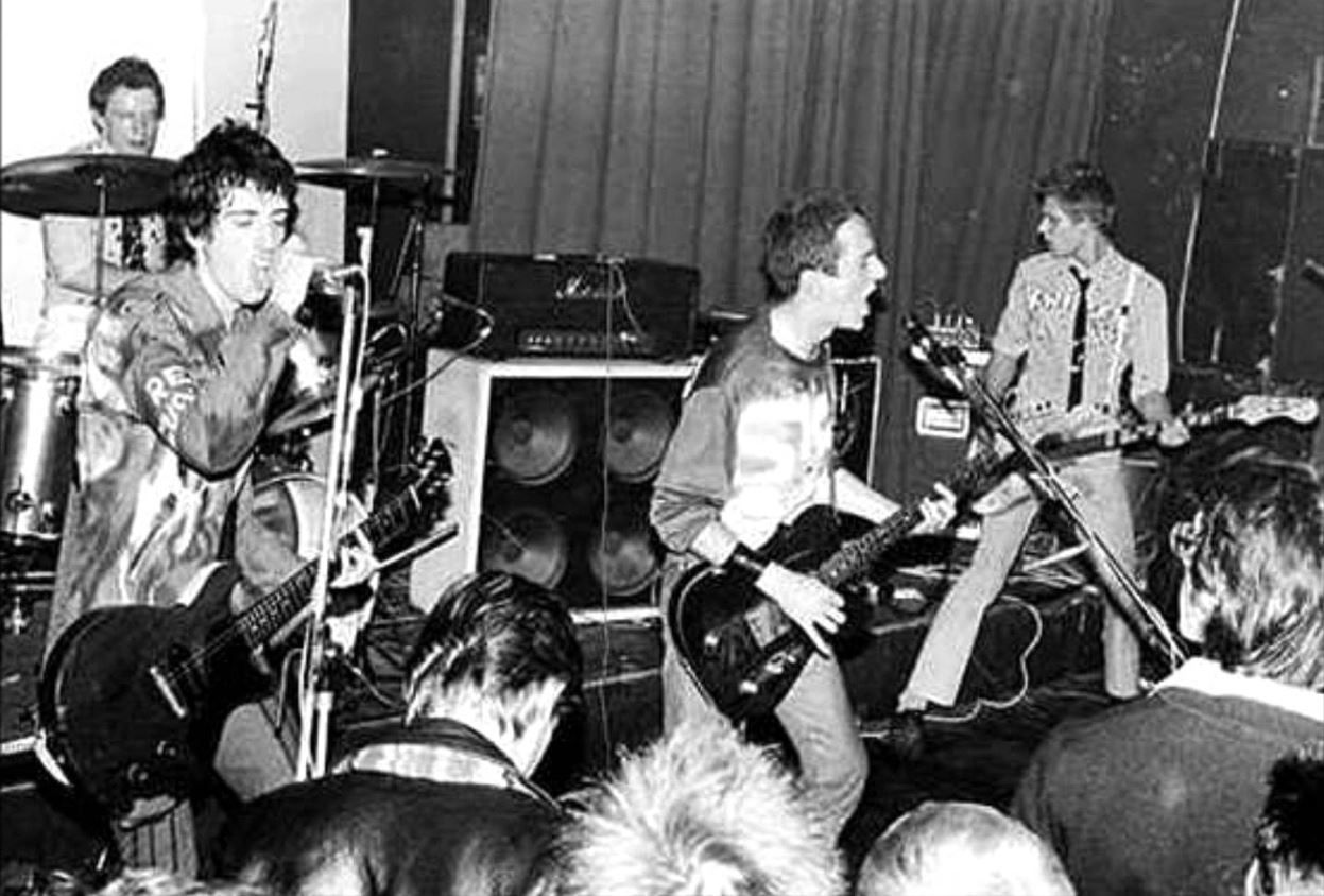 The Clash - White Riot : traduction des paroles de la chanson, histoire, interview, vidéo. Translation in French of the song lyrics of White Riot from The Clash first album.