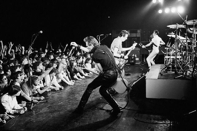 The Clash - White Riot : traduction des paroles de la chanson, histoire, interview, vidéo. Translation in French of the song lyrics of White Riot from The Clash first album.