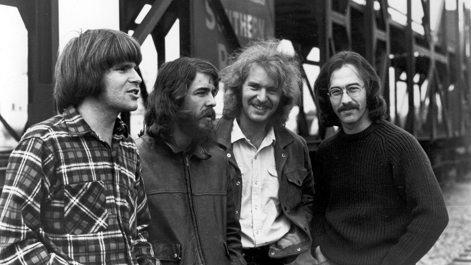 Creedence Clearwater Revival : la chanson Fortunate Son traduite en français, histoire, interviews, plusieurs versions de CCR et plus de dix reprises sur le blog www.rock.translation.fr.