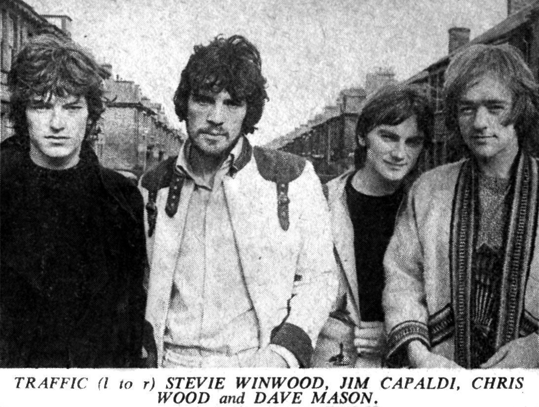 Hole in My Shoe est une chanson du groupe Traffic sortie en 1967. En voici la traduction documentée dans le blog www.rocktranslation.fr.