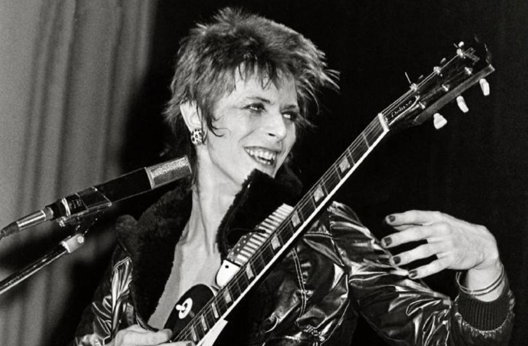 David Bowie : The Jean Genie. Traduction en français, histoire, contexte, photos, versions, reprises, sources d'inspiration. David Bowie : The Jean Genie. trnaslation in French, exhaustive history, context, inspiration sources, photos, Bowie versions, covers. Bog  www.rocktranslation.fr