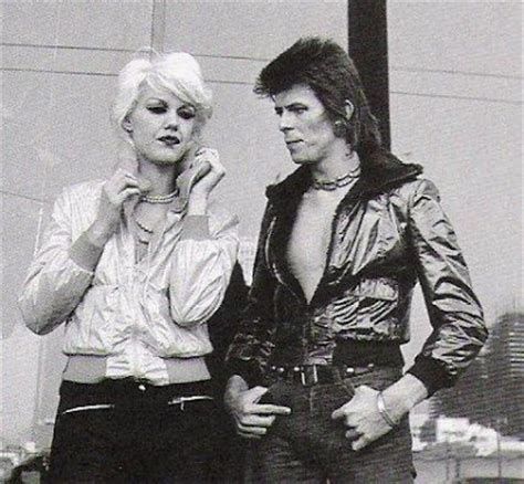 David Bowie : The Jean Genie. Traduction en français, histoire, contexte, photos, versions, reprises, sources d'inspiration. David Bowie : The Jean Genie. trnaslation in French, exhaustive history, context, inspiration sources, photos, Bowie versions, covers. Bog  www.rocktranslation.fr