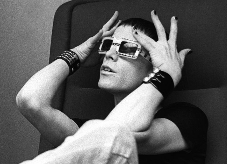 Lou Reed - Kill Your Sons : traduction des paroles de la chanson en français. Avec histoire, homosexualité, éléctrochocs, hôpitel psychiatrique, trois versions de Lou Reed, douze reprises. Tout en français et en anglais.