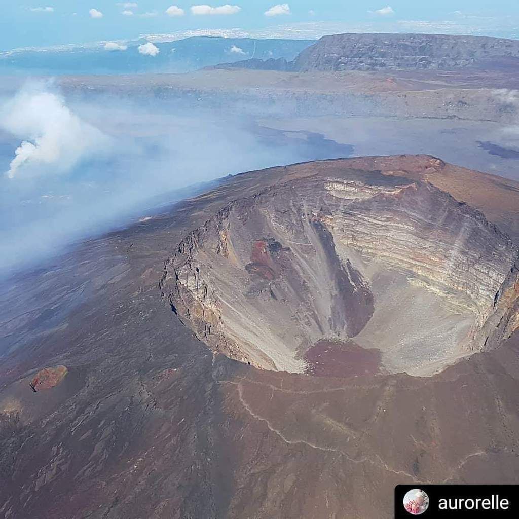 Voici le cratère principal du Piton de la Fournaise le cratère Dolomieu