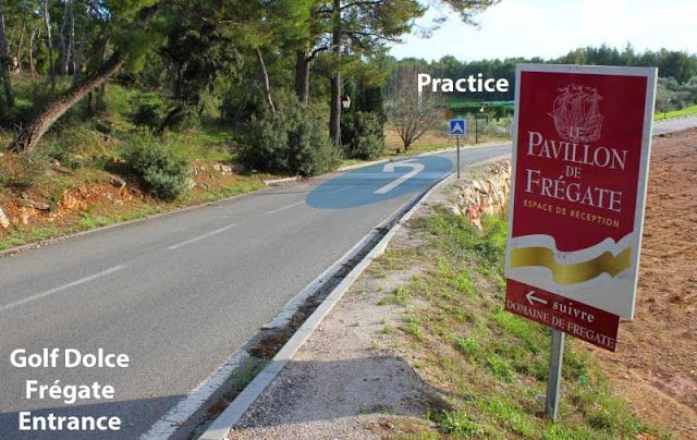 à gauche après le dos d'âne à l'entrée du Golf Dolce Frégate