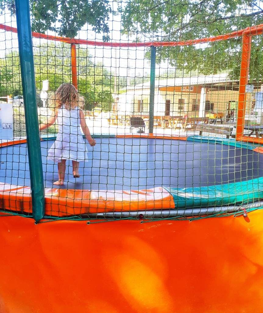 Espace jeux camping domaine de la Garenne, trampoline